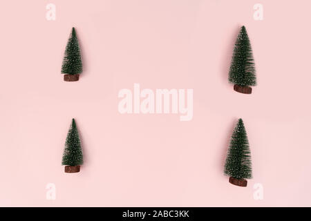 Weihnachtsbaum auf rosa Hintergrund. Weihnachten, Winter, neues Jahr. Flach, Ansicht von oben Stockfoto
