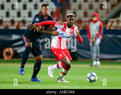 Belgrad. 26 Nov, 2019. Von Crvena Zvezda Richmond Boakye (R) Mias mit Bayern Jerome Boateng während der UEFA Champions League Gruppe B Fußballspiel in Belgrad, Serbien am November 26, 2019. Credit: Predrag Milosavljevic/Xinhua/Alamy leben Nachrichten Stockfoto