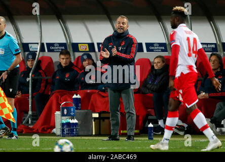 Belgrad. 26 Nov, 2019. Bayern Trainer Hansi Flick applaudiert während der UEFA Champions League Gruppe B Fußballspiel zwischen Crvena Zvezda und Bayern in Belgrad, Serbien am November 26, 2019. Credit: Predrag Milosavljevic/Xinhua/Alamy leben Nachrichten Stockfoto