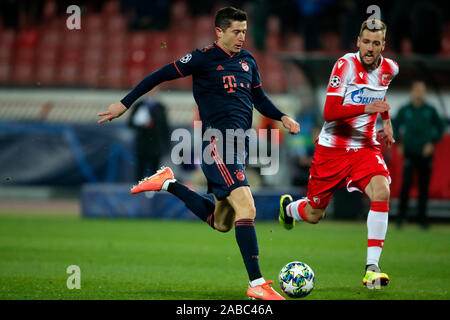 Belgrad. 26 Nov, 2019. Bayern Robert Lewandowski (L) Mias mit Crvena Zvezda Nemanja Milunovic während der UEFA Champions League Gruppe B Fußballspiel in Belgrad, Serbien am November 26, 2019. Credit: Predrag Milosavljevic/Xinhua/Alamy leben Nachrichten Stockfoto
