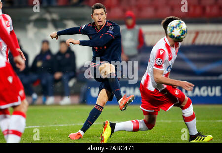 Belgrad. 26 Nov, 2019. Bayern Robert Lewandowski (L) Mias mit Crvena Zvezda Milos Degenek während der UEFA Champions League Gruppe B Fußballspiel in Belgrad, Serbien am November 26, 2019. Credit: Predrag Milosavljevic/Xinhua/Alamy leben Nachrichten Stockfoto