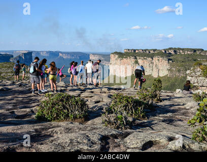 Touristen genießen die herrliche Aussicht auf die Chapada Diamantina Nationalpark (Parque Nacional de Chapada Diamantina). Lencois, Bahia, Brasilien. Stockfoto