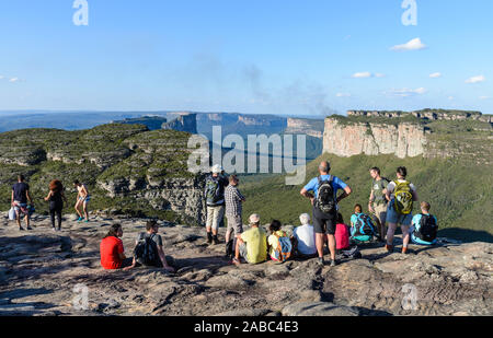 Touristen genießen die herrliche Aussicht auf die Chapada Diamantina Nationalpark (Parque Nacional de Chapada Diamantina). Lencois, Bahia, Brasilien. Stockfoto