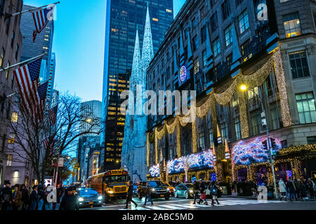 New York, USA, 26. November 2019. Weihnachtsschmuck über Saks Fifth Avenue Kaufhaus neben der St. Patrick's Cathedral in New York City. Cr Stockfoto