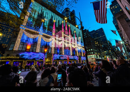 New York, USA, 26. November 2019. Menschen Foto Weihnachtsschmuck über Säcke Department Store in der Fifth Avenue in New York City. Credit: Enrique Stockfoto