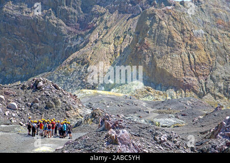Touristische Gruppe auf Whakaari (White Island), Neuseeland der aktivste Vulkan Stockfoto