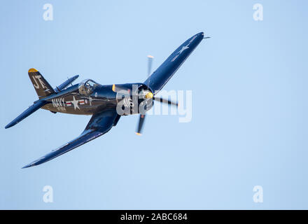 MONROE, NC (USA) - 9 November, 2019: Vought F4U Corsair Flugzeug im Flug während der warbirds über Monroe Air Show. Stockfoto