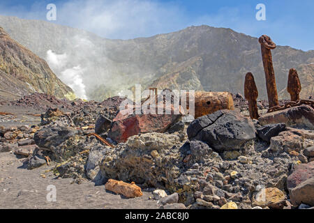 Reste einer ehemaligen Schwefel Mine auf Whakaari (White Island) Stockfoto