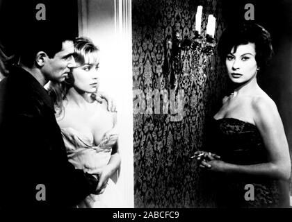 DES FEMMES DISPARAISSENT, (aka DER WEG ZUR SCHANDE), von links, Robert Hossein, Estella Blain, Magali Noel, 1959