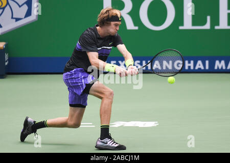 Russische Tennisprofi Andrej Rublev konkurriert gegen Kroatische Tennisspieler Borna Coric während der ersten Runde von 2019 Rolex Stockfoto