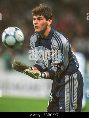 BayArena, Leverkusen Deutschland, 27.9.2000, Fußball: UEFA Champions-League Saison 2000/01 Bayer 04 Leverkusen (B04, rot) vs Real Madrid (RMA, weiß), 2:3; Iker Casillas (RMA) Stockfoto