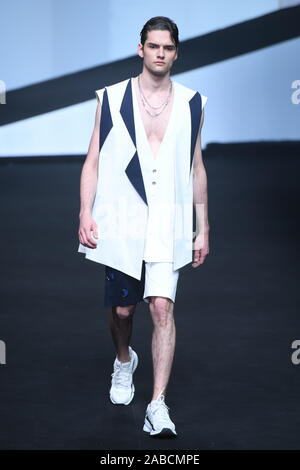 Ein Modell zeigt eine neue Schöpfung an der Xinyu Hu zeigen während der China International Fashion Week Frühjahr/Sommer 2020 in Peking, China, 30. Oktober 2019 Stockfoto