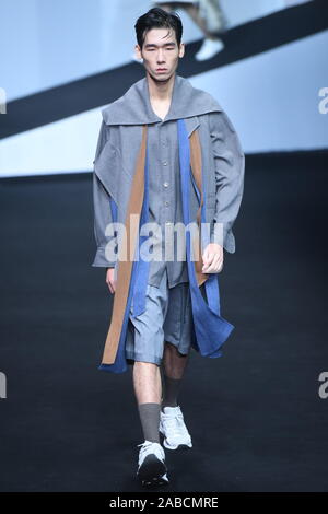 Ein Modell zeigt eine neue Schöpfung an der Xinyu Hu zeigen während der China International Fashion Week Frühjahr/Sommer 2020 in Peking, China, 30. Oktober 2019 Stockfoto