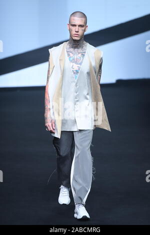 Ein Modell zeigt eine neue Schöpfung an der Xinyu Hu zeigen während der China International Fashion Week Frühjahr/Sommer 2020 in Peking, China, 30. Oktober 2019 Stockfoto