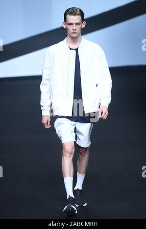 Ein Modell zeigt eine neue Schöpfung an der Xinyu Hu zeigen während der China International Fashion Week Frühjahr/Sommer 2020 in Peking, China, 30. Oktober 2019 Stockfoto