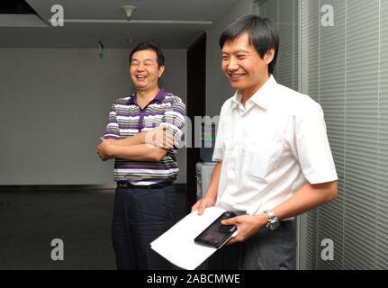 ---- Lei Jun, Gründer der chinesische Smartphone-hersteller Xiaomi und stellvertretender Vorsitzender des Vorstands der Kingsoft, rechts, und CEO von kingsoft Qiu Bojun teilnehmen. Stockfoto