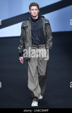 Ein Modell zeigt eine neue Schöpfung an der Xinyu Hu zeigen während der China International Fashion Week Frühjahr/Sommer 2020 in Peking, China, 30. Oktober 2019 Stockfoto