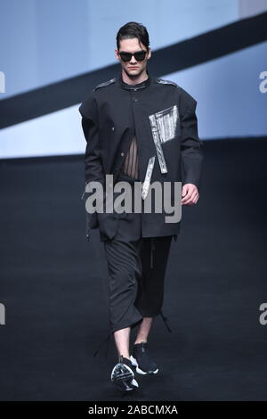 Ein Modell zeigt eine neue Schöpfung an der Xinyu Hu zeigen während der China International Fashion Week Frühjahr/Sommer 2020 in Peking, China, 30. Oktober 2019 Stockfoto