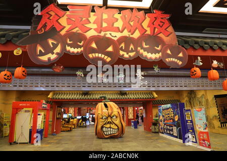 ---- Dekorationen mit Halloween Elemente sind an einem Mall in Nanjing city gezeigt, der ostchinesischen Provinz Jiangsu, 28. Oktober 2019. Halloween wurde ein Stockfoto