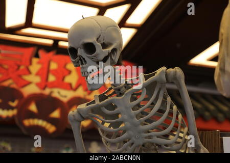 ---- Dekorationen mit Halloween Elemente sind an einem Mall in Nanjing city gezeigt, der ostchinesischen Provinz Jiangsu, 28. Oktober 2019. Halloween wurde ein Stockfoto