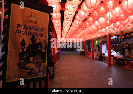 ---- Dekorationen mit Halloween Elemente sind an einem Mall in Nanjing city gezeigt, der ostchinesischen Provinz Jiangsu, 28. Oktober 2019. Halloween wurde ein Stockfoto