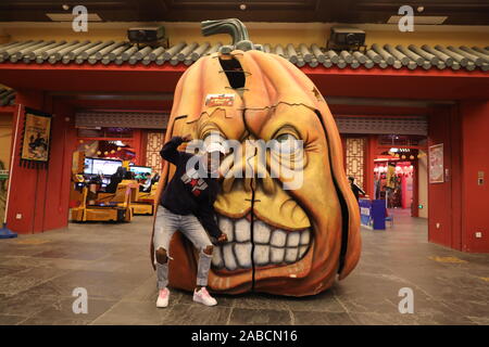 ---- Ein Tourist nimmt Fotos mit Dekoration mit Halloween Elemente an einem Mall in Nanjing, Provinz Jiangsu, China vom 28. Oktober 2019. Hal Stockfoto