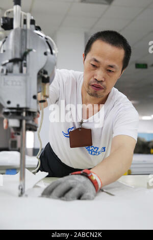 Arbeitnehmer Jacken in einem Werk von Bosideng, der führende chinesische Daunenjacke brandk, der gerade seine erstaunliche Debüt an der Mailänder Modewoche 2010, Stockfoto