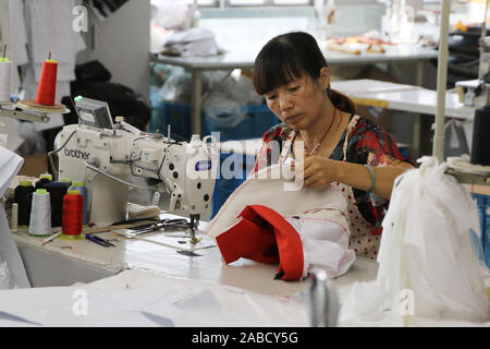 Arbeitnehmer Jacken in einem Werk von Bosideng, der führende chinesische Daunenjacke brandk, der gerade seine erstaunliche Debüt an der Mailänder Modewoche 2010, Stockfoto