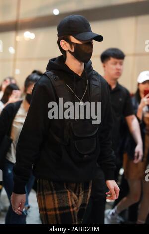 Chinesische Sänger und Rapper Cai Xukun kommt an einem Flughafen Peking nach der Landung in Peking, China, 13. Oktober 2019. Stockfoto