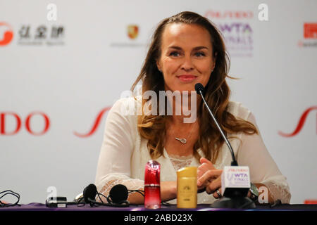 Schweizer ehemalige professionelle Tennisspielerin Martina Hingis erscheint auf einer Pressekonferenz ab und beantwortet Fragen der Presse während 2019 WTA-Finale in gehalten Stockfoto