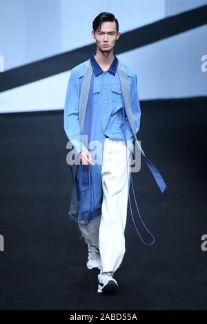 Ein Modell zeigt eine neue Schöpfung an der Xinyu Hu zeigen während der China International Fashion Week Frühjahr/Sommer 2020 in Peking, China, 30. Oktober 2019 Stockfoto