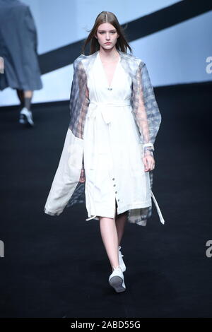 Ein Modell zeigt eine neue Schöpfung an der Xinyu Hu zeigen während der China International Fashion Week Frühjahr/Sommer 2020 in Peking, China, 30. Oktober 2019 Stockfoto