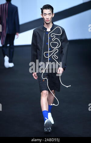 Ein Modell zeigt eine neue Schöpfung an der Xinyu Hu zeigen während der China International Fashion Week Frühjahr/Sommer 2020 in Peking, China, 30. Oktober 2019 Stockfoto