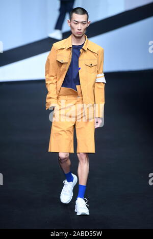 Ein Modell zeigt eine neue Schöpfung an der Xinyu Hu zeigen während der China International Fashion Week Frühjahr/Sommer 2020 in Peking, China, 30. Oktober 2019 Stockfoto