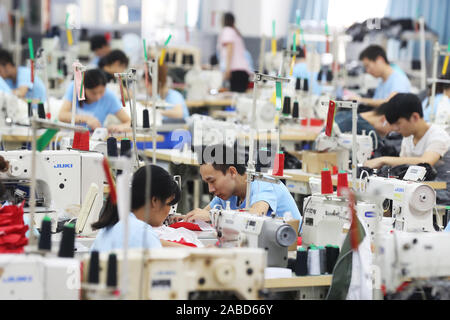 Arbeitnehmer Jacken in einem Werk von Bosideng, der führende chinesische Daunenjacke brandk, der gerade seine erstaunliche Debüt an der Mailänder Modewoche 2010, Stockfoto