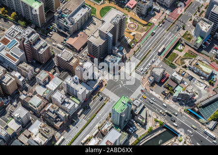 Tokio Stadtgebiet mit Straßen und Gebäuden, Antenne Top View, Japan Stockfoto