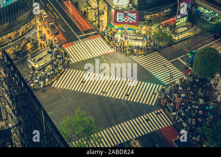 Fußgängerzone jagt Zebrastreifen in Shibuya, Tokio bei Nacht. Es ist eines der geschäftigsten Fussgängerstreifen in der Welt werden. Stockfoto