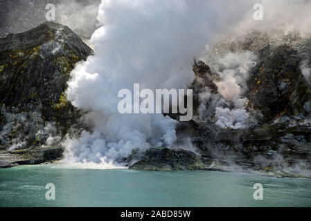 Rauchen Fumarolen am Rand des Crater Lake, White Island Volcano, Neuseeland Stockfoto
