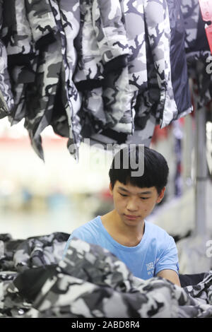 Arbeitnehmer Jacken in einem Werk von Bosideng, der führende chinesische Daunenjacke brandk, der gerade seine erstaunliche Debüt an der Mailänder Modewoche 2010, Stockfoto