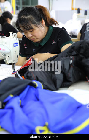 Arbeitnehmer Jacken in einem Werk von Bosideng, der führende chinesische Daunenjacke brandk, der gerade seine erstaunliche Debüt an der Mailänder Modewoche 2010, Stockfoto