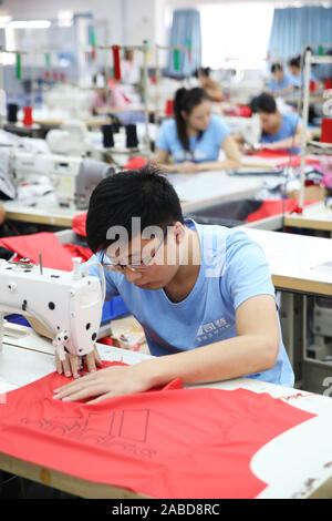 Arbeitnehmer Jacken in einem Werk von Bosideng, der führende chinesische Daunenjacke brandk, der gerade seine erstaunliche Debüt an der Mailänder Modewoche 2010, Stockfoto