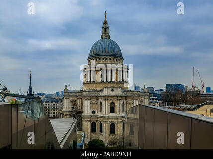 London, England - Januar 14, 2018: Blick auf die St. Paul's Cathedral und die Skyline von London aus Eine neue Shopping Center Change an einem bewölkten Tag Stockfoto
