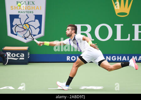 Kroatische Tennisspieler Borna Coric konkurriert gegen russische Tennisprofi Andrej Rublev während der ersten Runde von 2019 Rolex Stockfoto