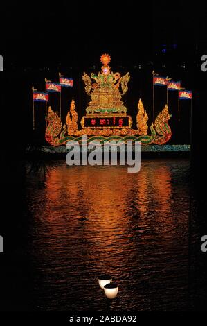 Eine beleuchtete float wirft seine Reflexion über den Tonle Sap Fluss während der Kambodschanischen Water Festival, Phnom Penh, Kambodscha. © kraig Lieb Stockfoto