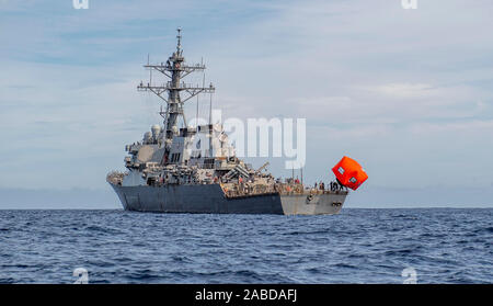 SOUTH CHINA SEA (Nov. 24, 2019) Segler Bereitstellen einer aufblasbaren Naval schießwesen Ziel aus der Flight Deck der Arleigh-Burke-Klasse geführte Anti-raketen-Zerstörer USS Milius (DDG69) während einer Live-fire Schießwesen Übung. Milius ist unterwegs die Durchführung von Operationen in der indopazifischen Region während der Destroyer Squadron (DESRON) 15, der Marine größte Vorwärts - DESRON bereitgestellt und die wichtigsten Oberfläche Kraft des US 7 Flotte zugeordnet. (U.S. Marine Foto von Mass Communication Specialist 2. Klasse Taylor DiMartino) Stockfoto