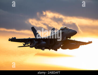 Ein U.S. Navy EA-18G Growler Kampfjet zu VAQ-129 Vikings am Naval Air Station Whidbey Island zugewiesen, in Oak Harbor, Washington, zieht aus der Nellis Air Force Base, Nevada, Nov. 21, 2019. Im Dienst der US Navy und der US Air Force, VAQ-129 Zug frisch Naval Aviators und Naval Flug Offiziere festgesteckt. (U.S. Air Force Foto von Airman 1st Class Bryan Guthrie) Stockfoto