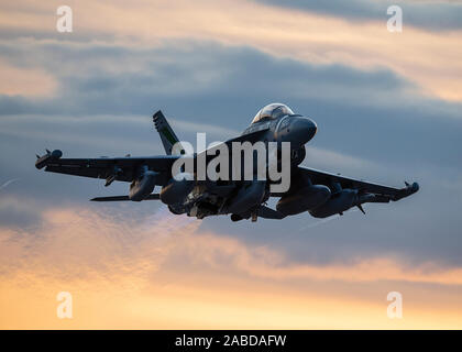 Ein U.S. Navy EA-18G Growler Kampfjet zu VAQ-129 Vikings am Naval Air Station Whidbey Island zugewiesen, in Oak Harbor, Washington, zieht aus der Nellis Air Force Base, Nevada, Nov. 21, 2019. VAQ-129 ist ein nicht-Bereitstellung von Shore Squadron, die Weiterbildung für Flieger und Naval Flug Offiziere, die in der Flotte wurden. (U.S. Air Force Foto von Airman 1st Class Bryan Guthrie) Stockfoto