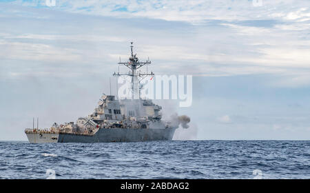 SOUTH CHINA SEA (Nov. 24, 2019) Die Marke 45 5 inch Gun aus dem vorschiff der Arleigh Burke gefeuert - Klasse geführte Anti-raketen-Zerstörer USS Milius (DDG69) während einer Live-fire Schießwesen Übung. Milius ist unterwegs die Durchführung von Operationen in der indopazifischen Region während der Destroyer Squadron (DESRON) 15, der Marine größte Vorwärts - DESRON bereitgestellt und die wichtigsten Oberfläche Kraft des US 7 Flotte zugeordnet. (U.S. Marine Foto von Mass Communication Specialist 2. Klasse Taylor DiMartino) Stockfoto