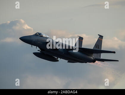 Eine F-15C Eagle fighter Jet auf der 104 Fighter Wing (FW) in Westfield, Massachusetts zugewiesen, zieht aus der Nellis Air Force Base, Nevada, Nov. 21, 2019. Die Mission der 104 FW aufrechtzuerhalten ist, gut ausgebildete, gut ausgestattet, und motivierte militärische Kräfte zur Bekämpfung bereit F-15 Flugzeuge und Support Elemente in Reaktion auf Kriegs- und Friedenszeiten Multitasking unter staatlichen und bundesstaatlichen Behörden auf. (U.S. Air Force Foto von Airman 1st Class Bryan Guthrie) Stockfoto