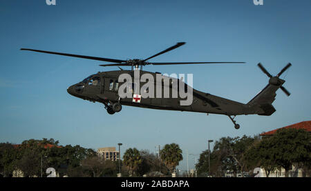 Die U.S. Army Medical Department Zentrum und Schule eingeladen, um die Medien zu einer Demonstration von einer realen Welt MEDEVAC Mission. Das übergeordnete Ziel war, zu zeigen, was eine medizinische berufliche Erfahrungen in der US-Armee. Die Demonstration wurde MacArthur Feld, Joint Base San Antonio, Fort Sam Houston, TX, 04 Jan 18 statt. (U.S. Armee Foto von Francis S. Trachta/Freigegeben) Stockfoto